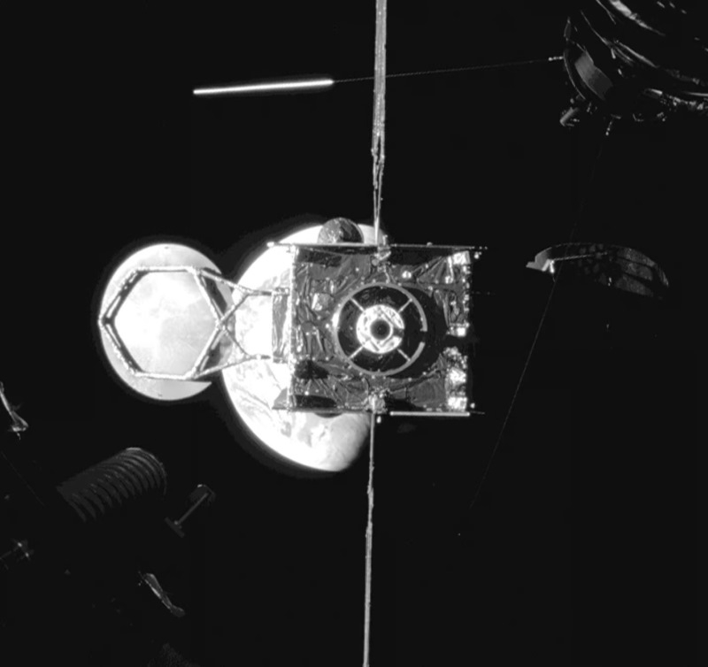  Снимок спутника Intelsat IS-901 с камеры MEV-1 