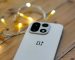 Смартфон OnePlus 16 на фоне логотипа бренда OnePlus