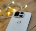 Смартфон OnePlus 16 на фоне логотипа бренда OnePlus