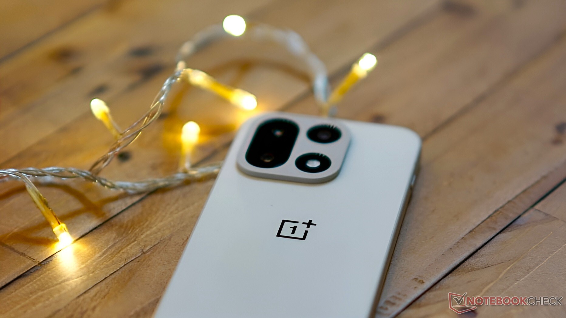 Смартфон OnePlus 16 на фоне логотипа бренда OnePlus