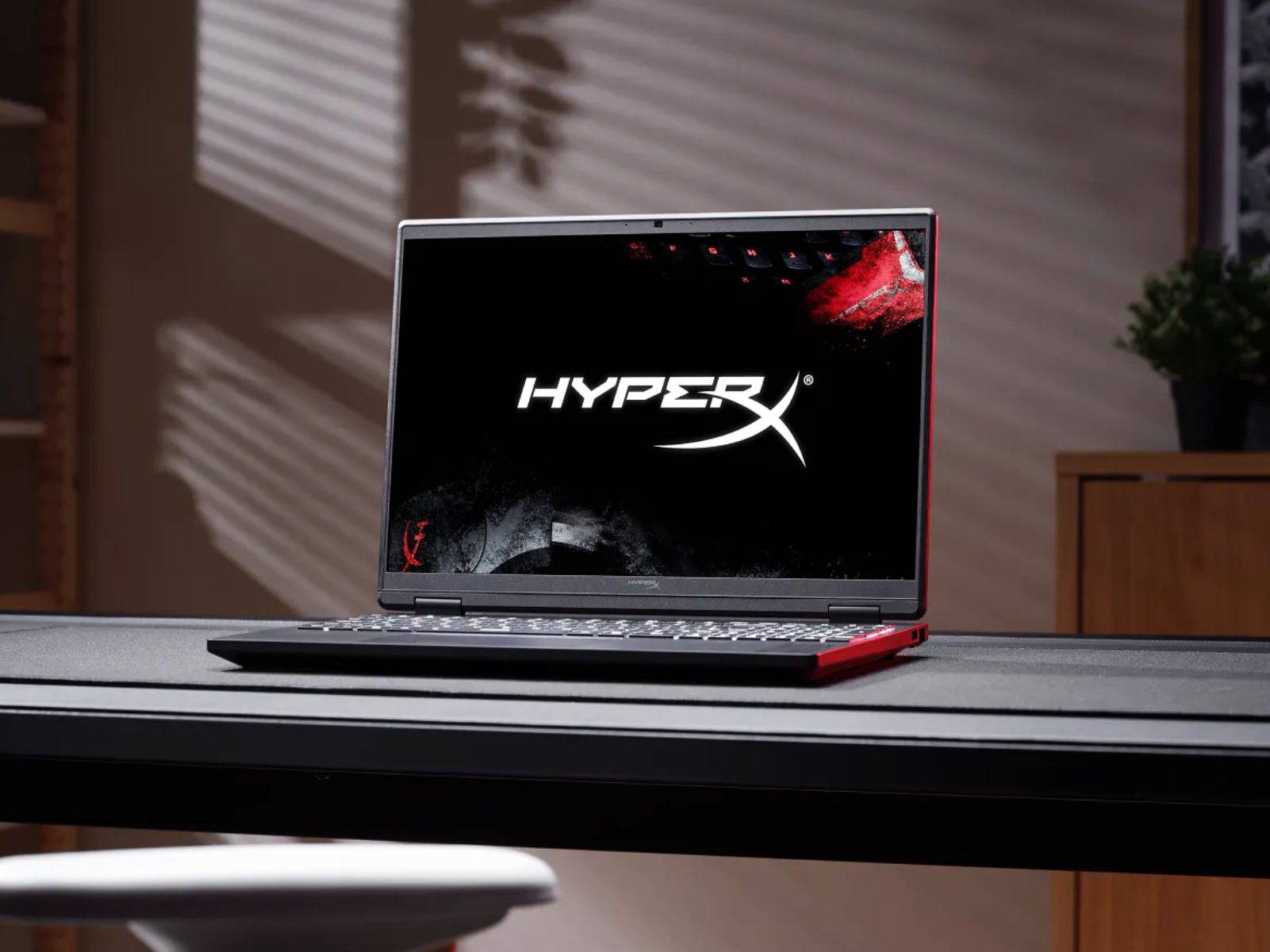 Игровой ноутбук HyperX Omen 15 с нумпадом на белом фоне