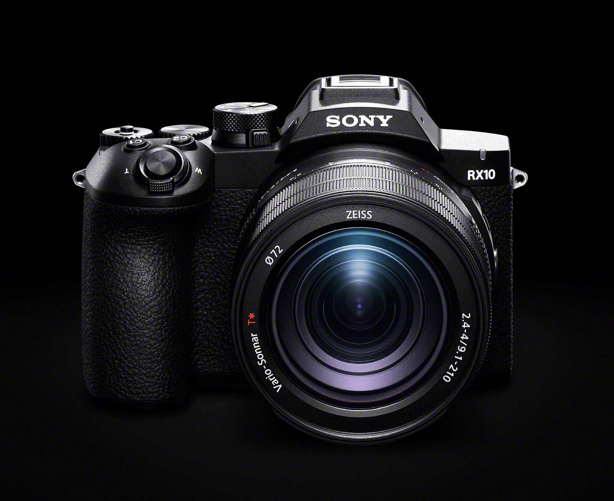 Компактная камера Sony RX10 V с 25-кратным оптическим зумом на белом фоне