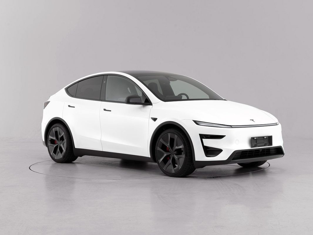 Tesla Model Y Performance 2027 фейслифт на фото из документов MIIT