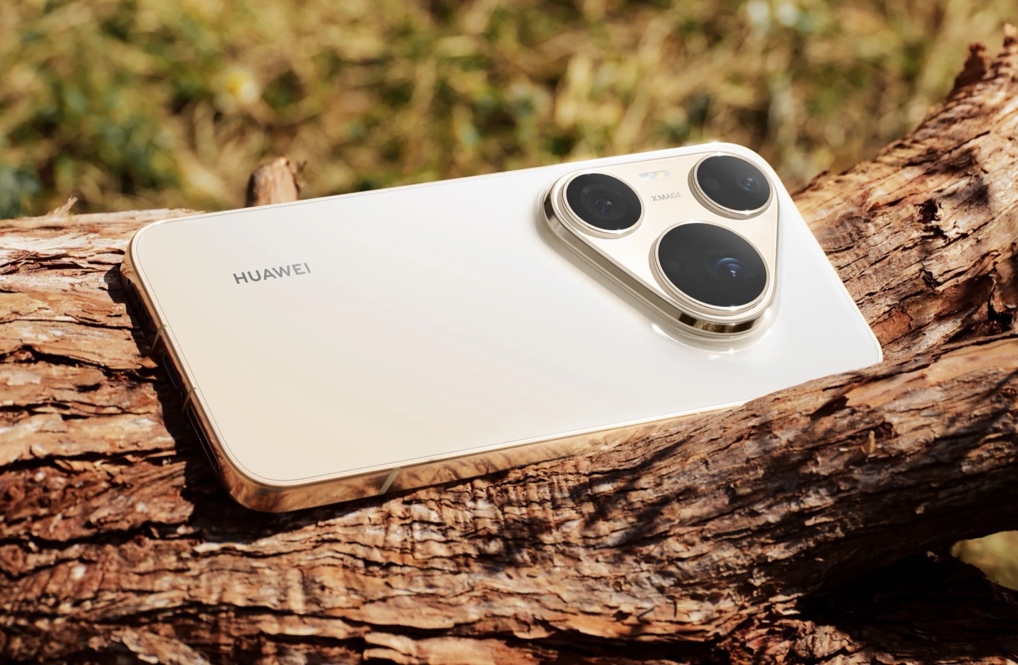 Huawei Pura 90s Pro Max со 200-мегапиксельной телекамерой на белом фоне