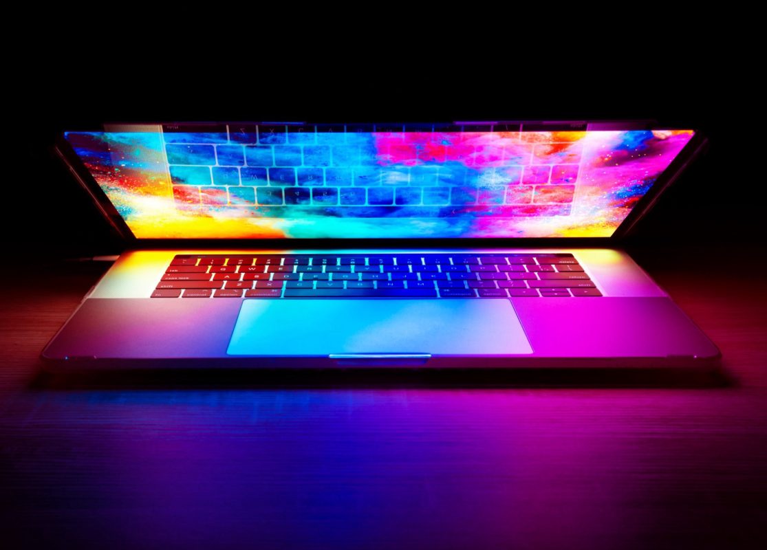 Apple MacBook Pro с ярким OLED-дисплеем на рабочем столе