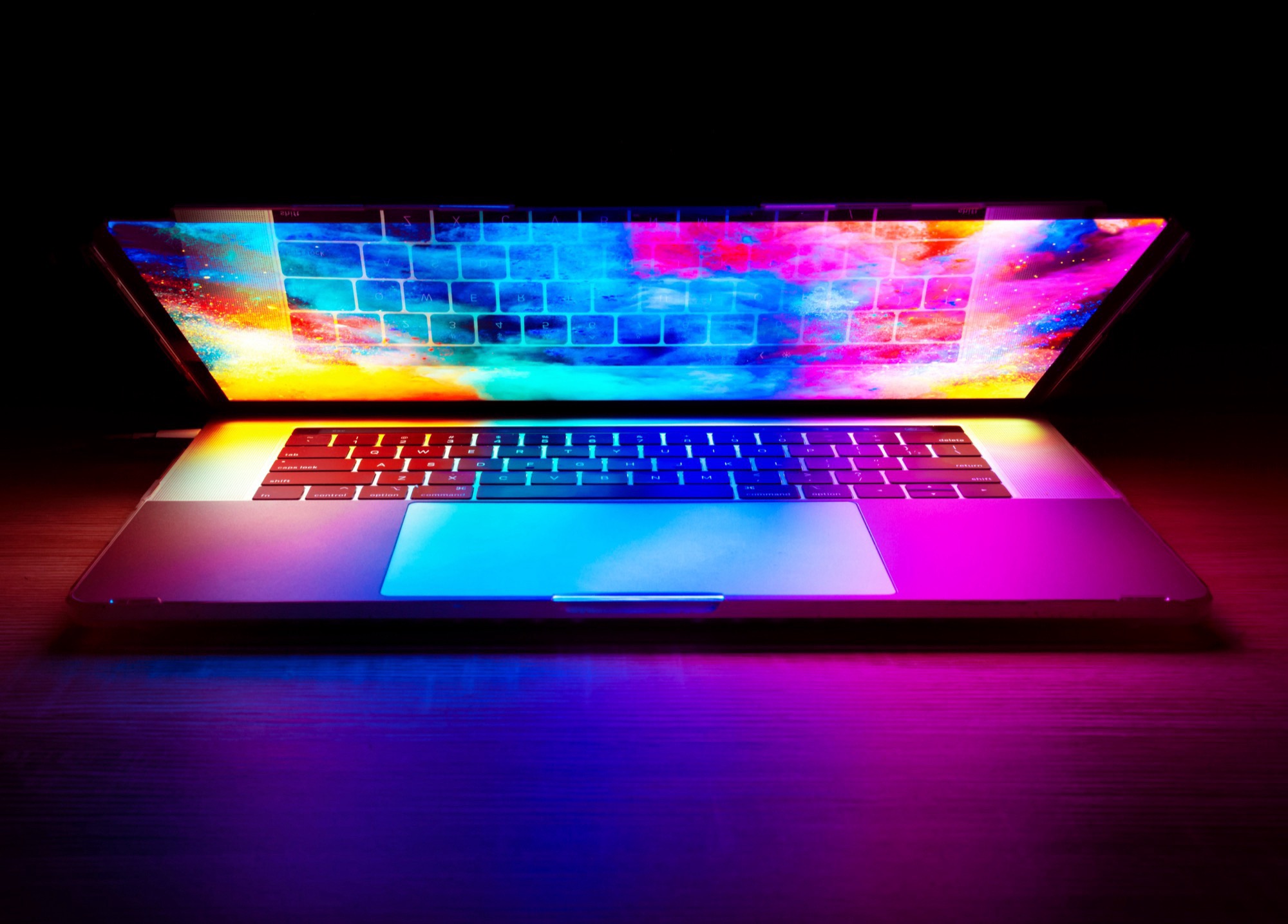 Apple MacBook Pro с ярким OLED-дисплеем на рабочем столе
