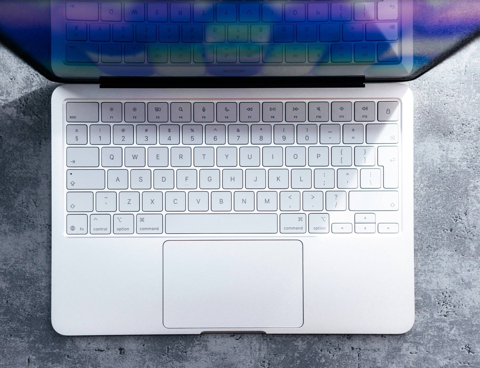 Клавиатура и трекпад Apple MacBook Neo на сером фоне