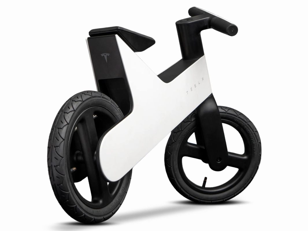 Детский беговел Tesla Balance Bike в чёрно-белой расцветке на белом фоне