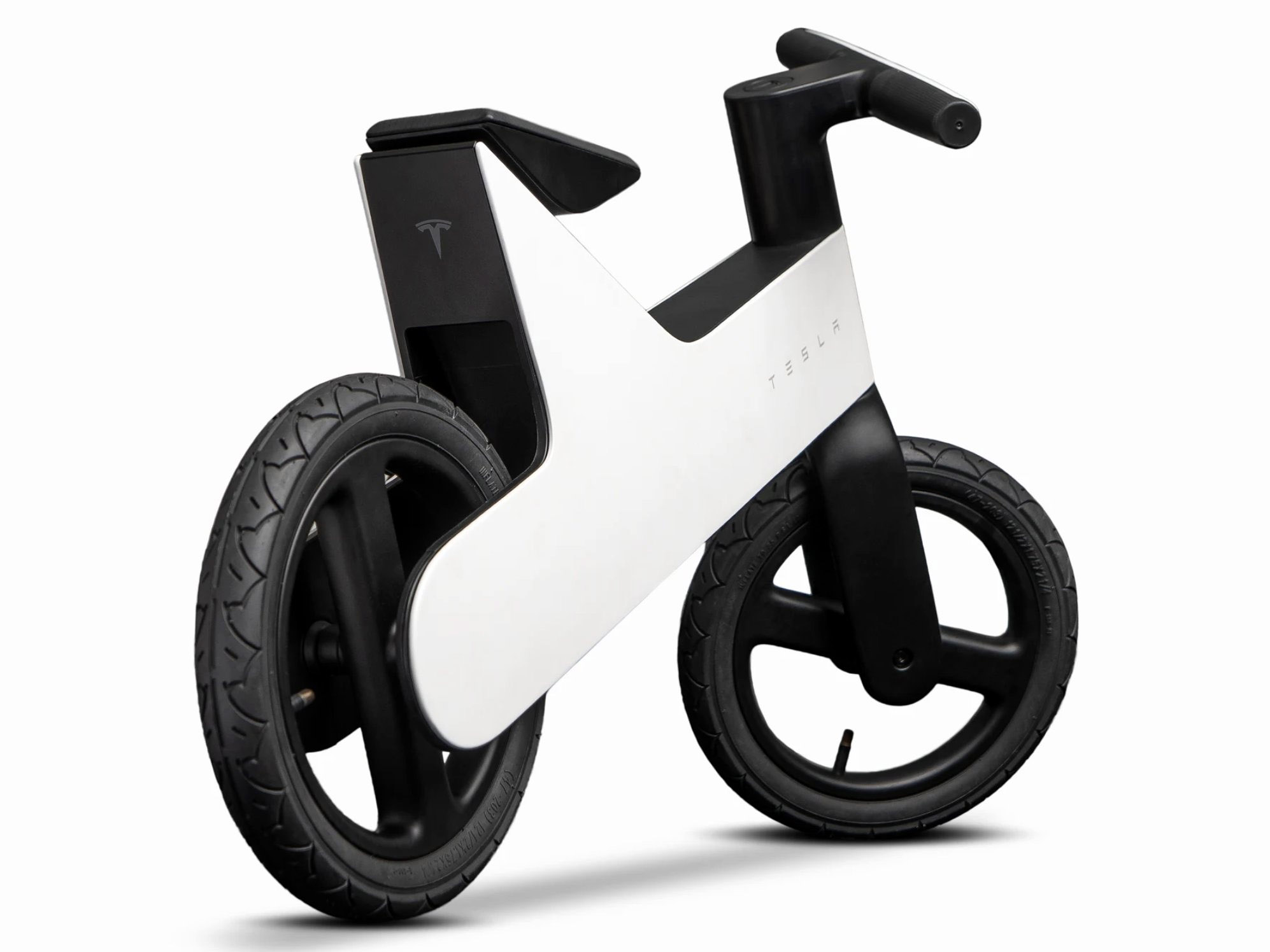 Детский беговел Tesla Balance Bike в чёрно-белой расцветке на белом фоне
