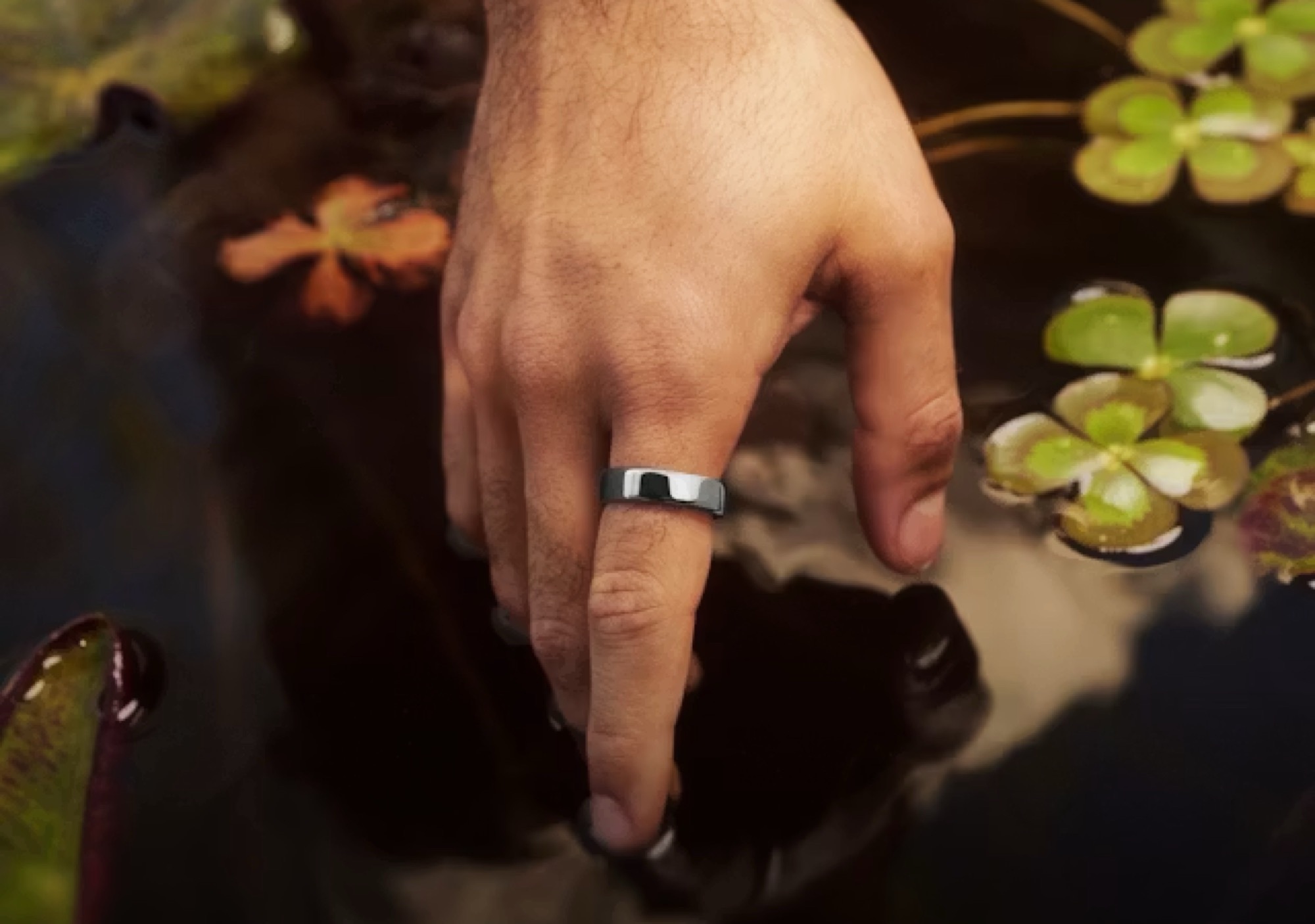 Смарт-кольцо Oura Ring 5 на белом фоне, вид сбоку