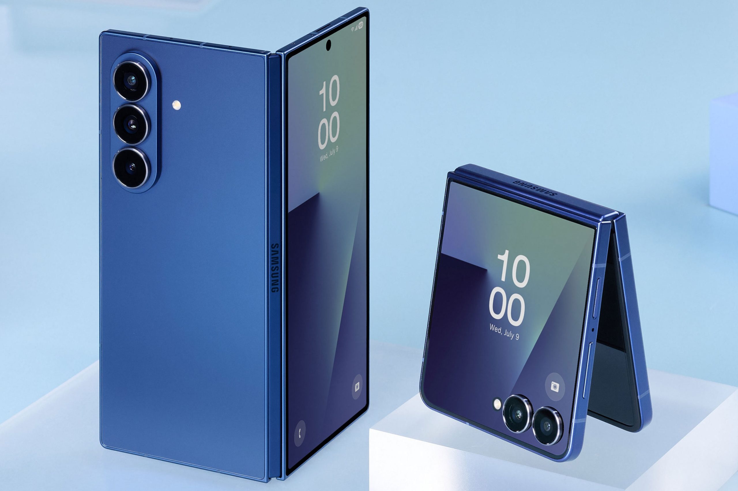 Складной смартфон Samsung Galaxy Z Fold7 на белом фоне