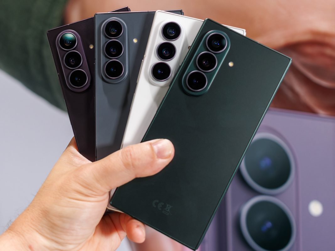 Samsung Galaxy Z Fold8 Ultra в четырёх цветах на белом фоне