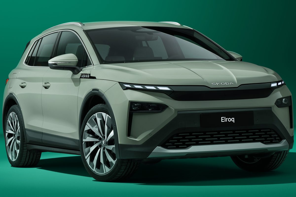 Новая Skoda Elroq на фоне европейского автосалона, обогнавшая VW ID.3 по продажам