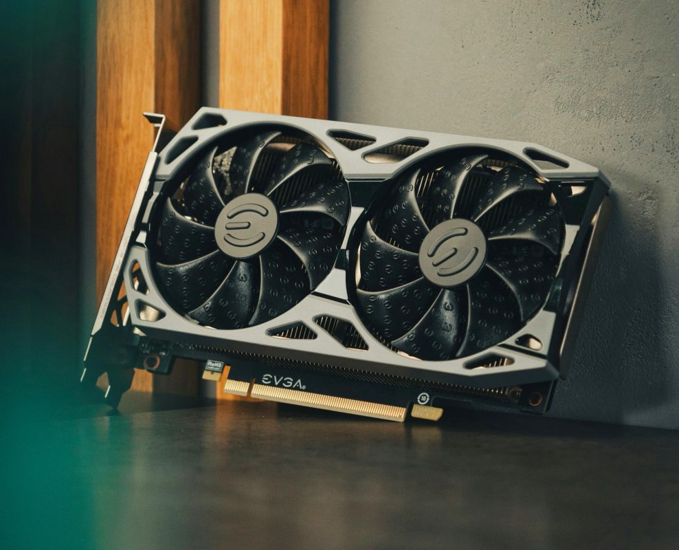 Игровые видеокарты Nvidia GeForce RTX на тёмном фоне