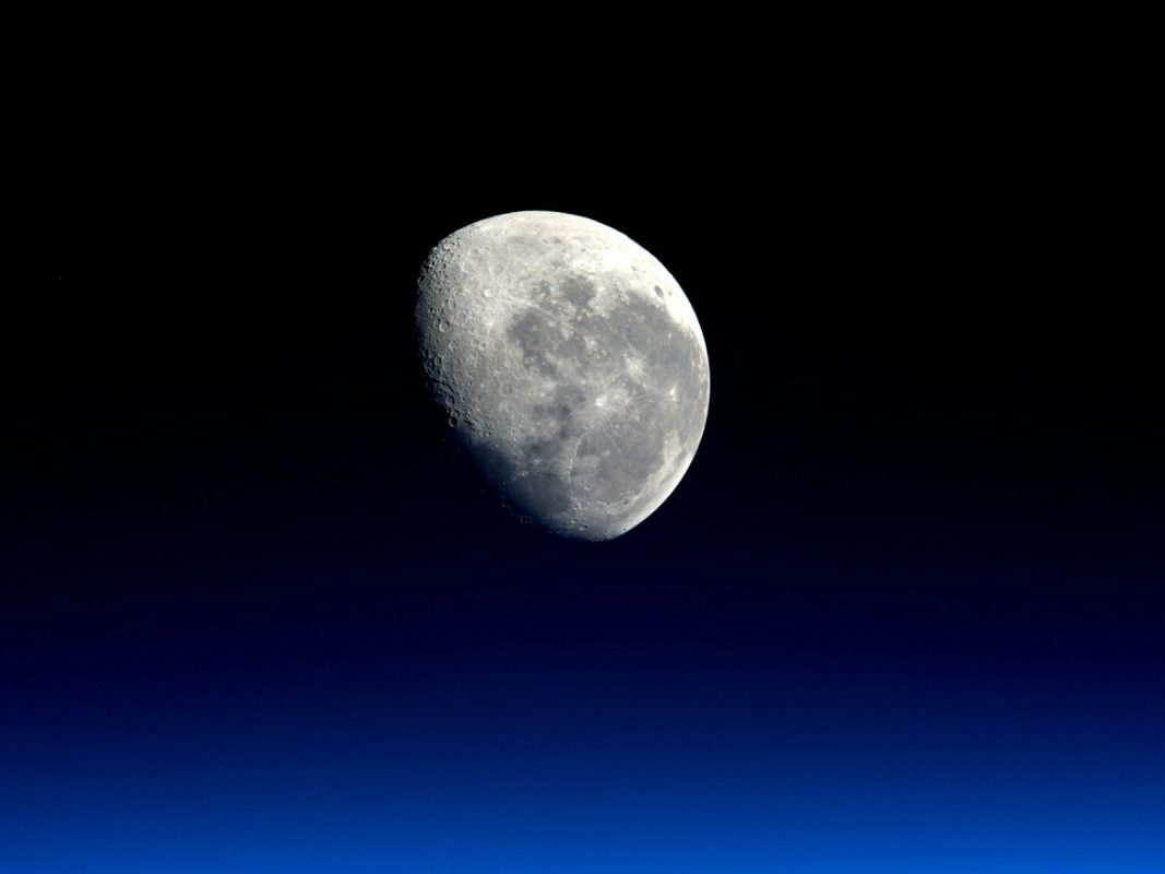Поверхность Луны с предполагаемым местом падения ступени Falcon 9