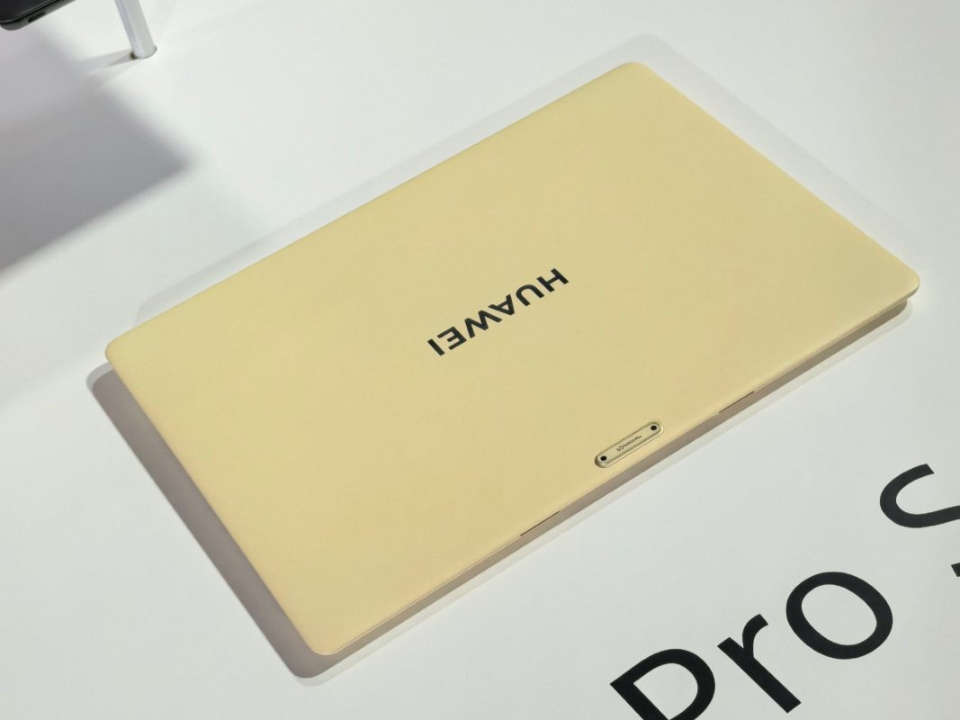Huawei MateBook Pro S жёлтого цвета на белом фоне
