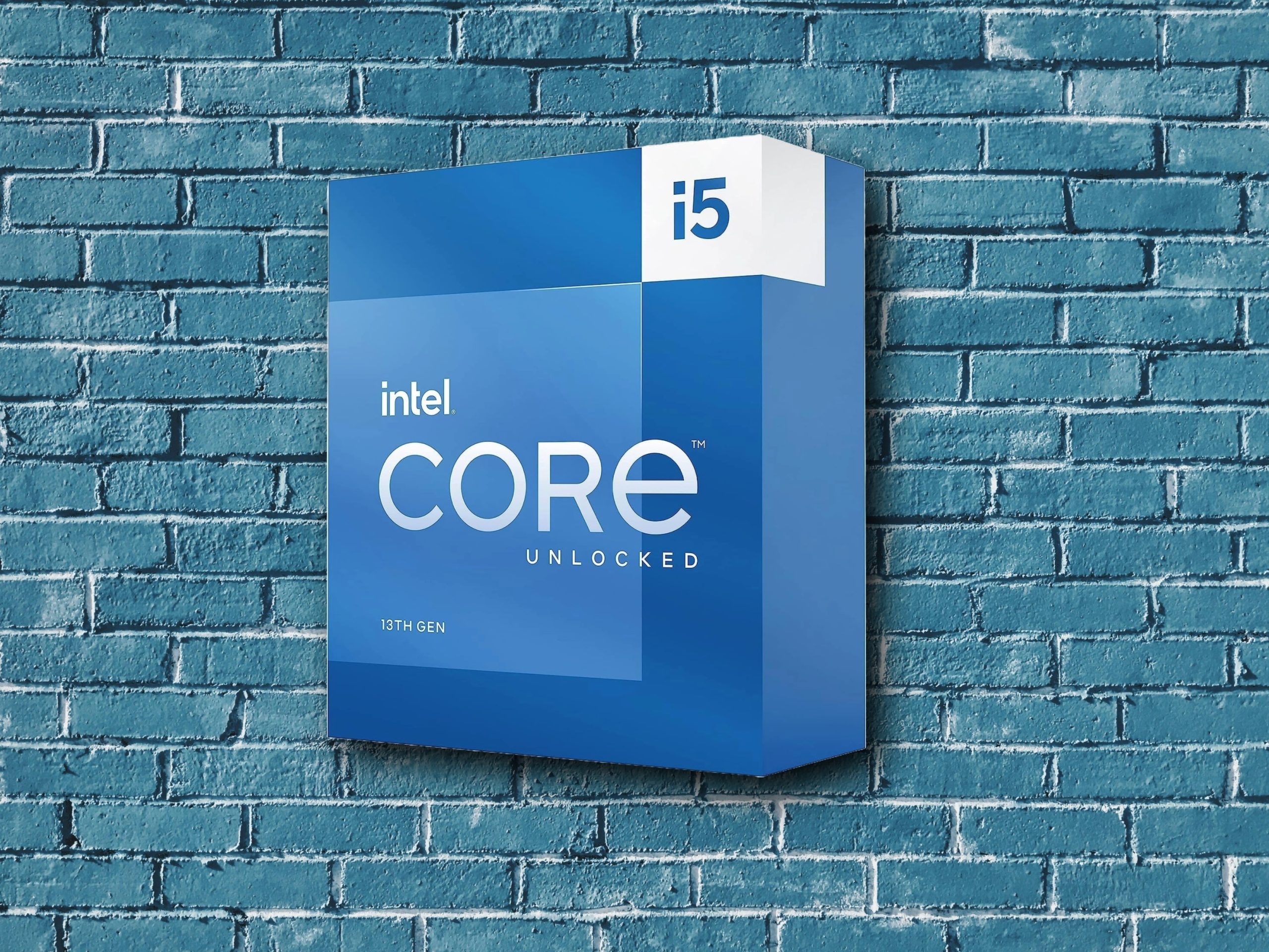 Процессор Intel Core i5 13-го поколения на фоне синей стены
