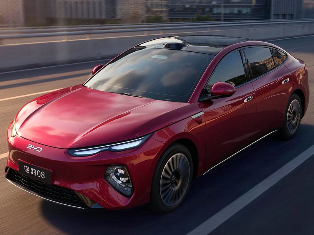Электрический седан BYD Seal 08 на белом фоне, вид спереди сбоку