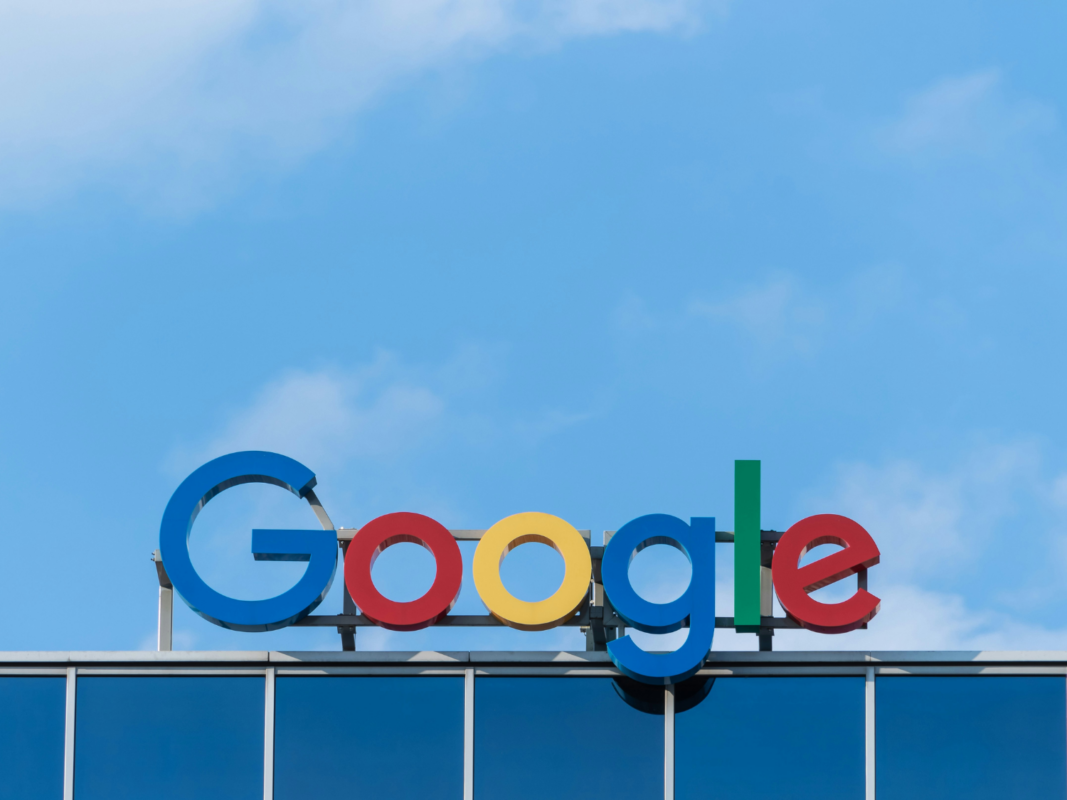 Логотип Google на размытом цветном фоне, символизирующий сделку по данным