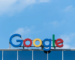 Логотип Google на размытом цветном фоне, символизирующий сделку по данным