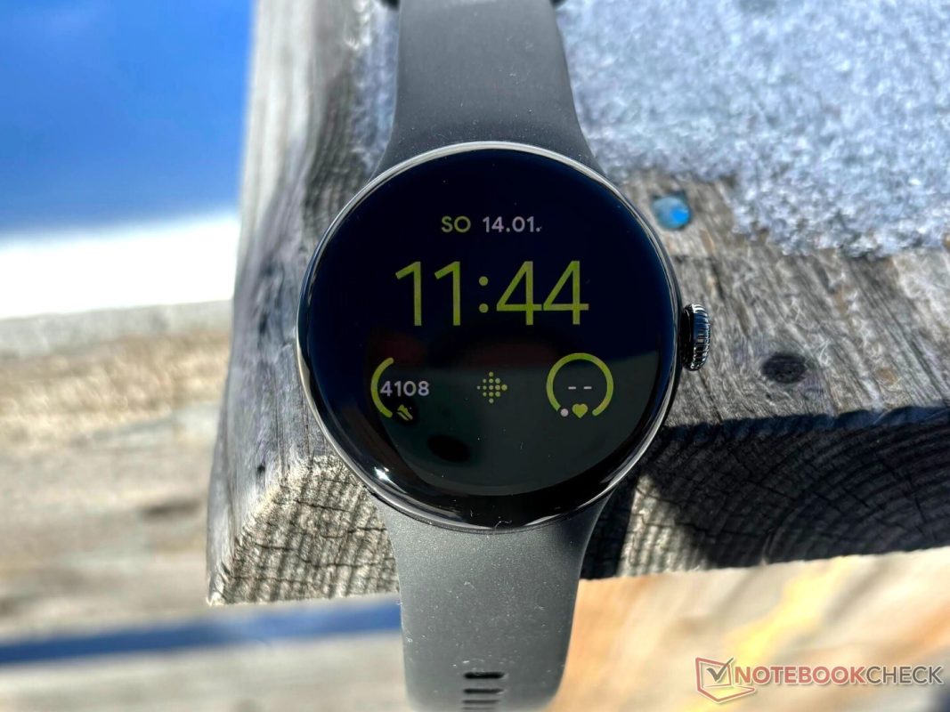 Приложение Flight Scanner на экране Pixel Watch с радарным отображением самолётов