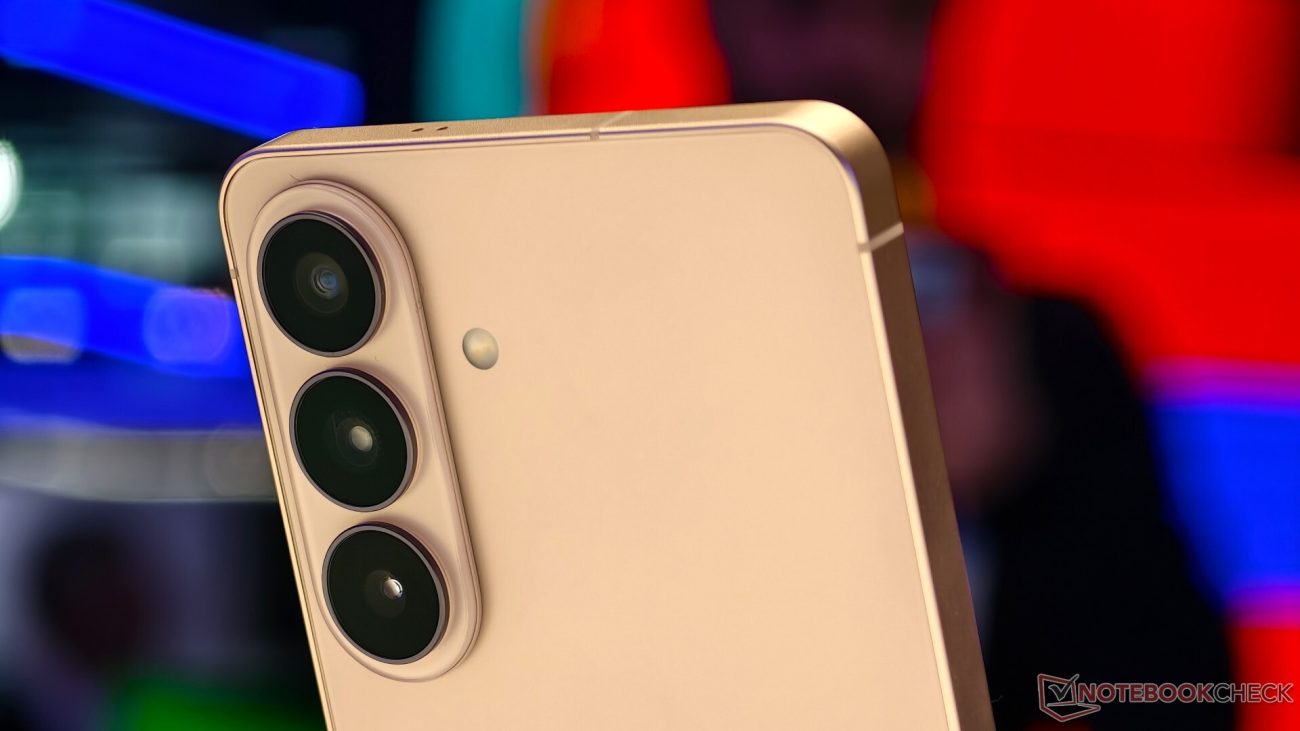 Samsung Galaxy S27 Ultra с тройной системой камер на белом фоне