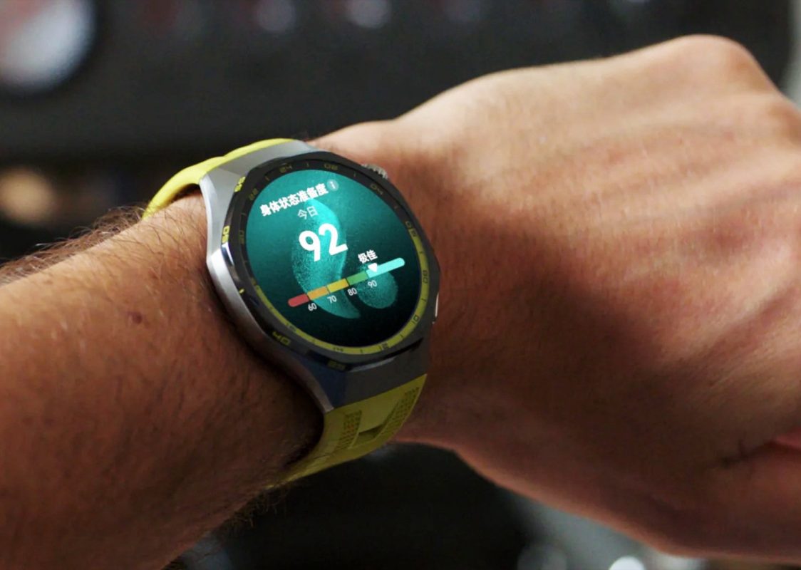 Huawei Watch GT 7 Pro в зелёном и жёлтом цветах на белом фоне