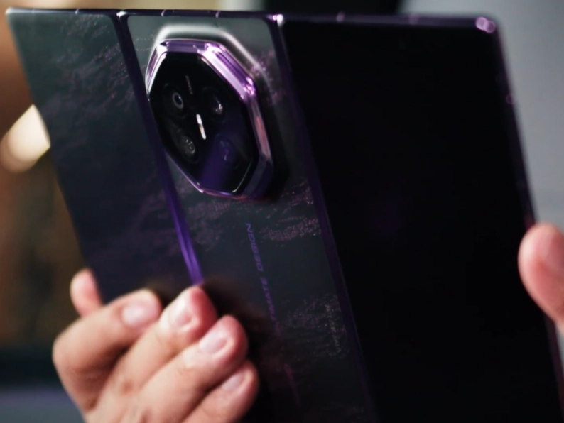 Huawei Mate XT 2 в тёмно-фиолетовом цвете с G-образным механизмом складывания