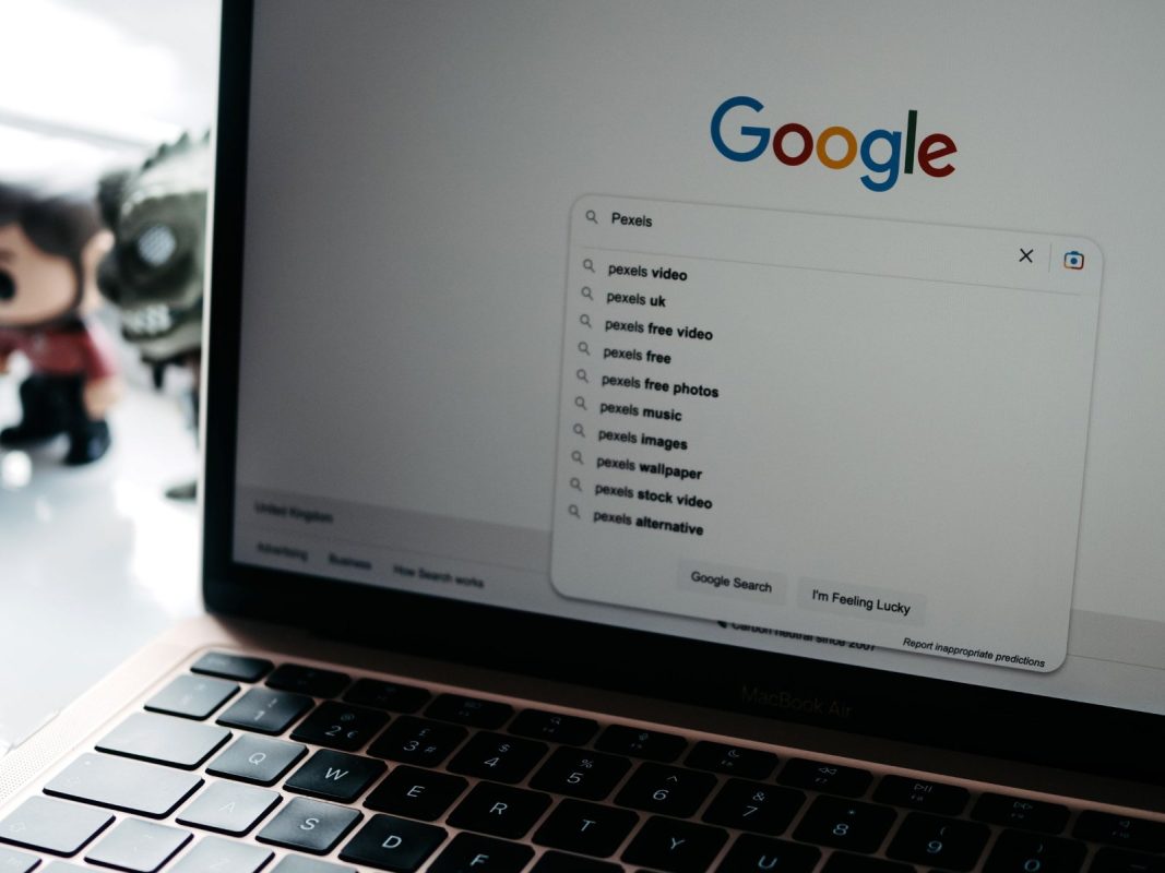 Ноутбук с открытым браузером на фоне угрозы взлома AI-ассистента