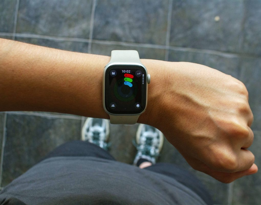Apple Watch на запястье, вид спереди на прямоугольный дисплей