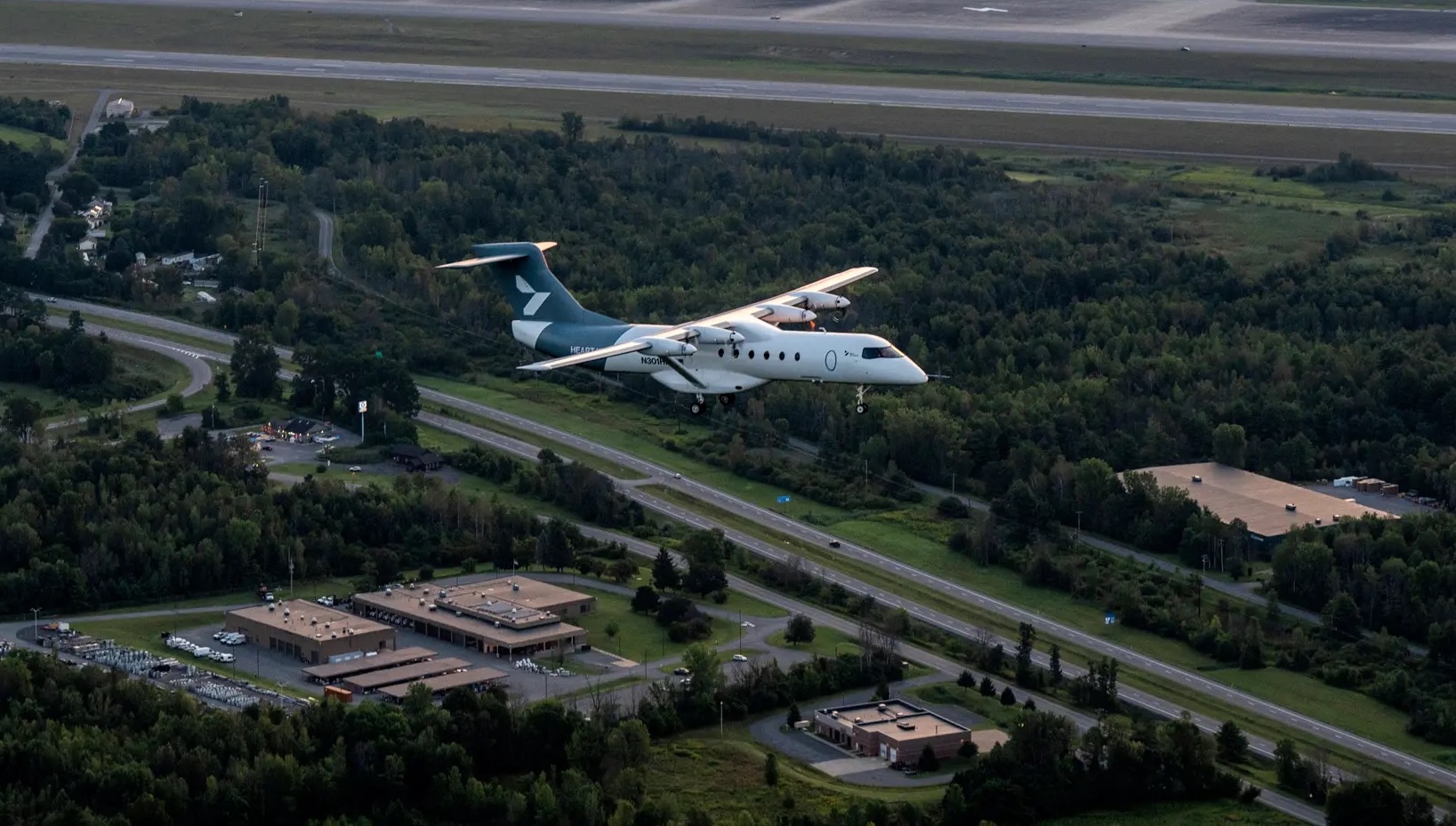 Прототип электрического самолёта Heart Aerospace X1 на взлётной полосе