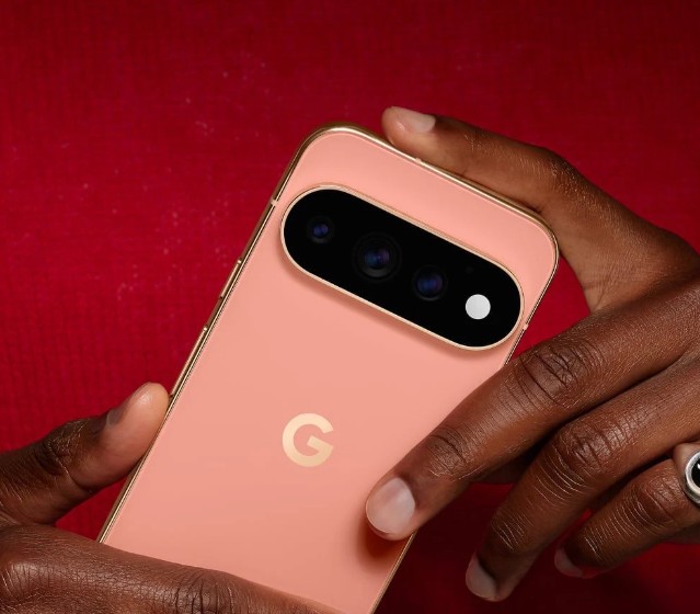 Google Pixel 11 Pro XL на белом фоне рядом с результатами Geekbench 7
