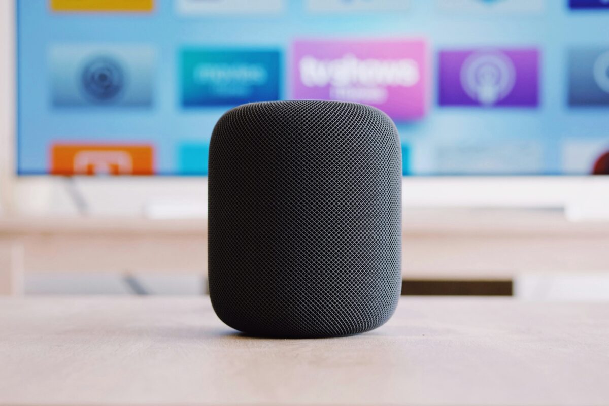 Apple HomePod умная колонка с сенсорным экраном на столе