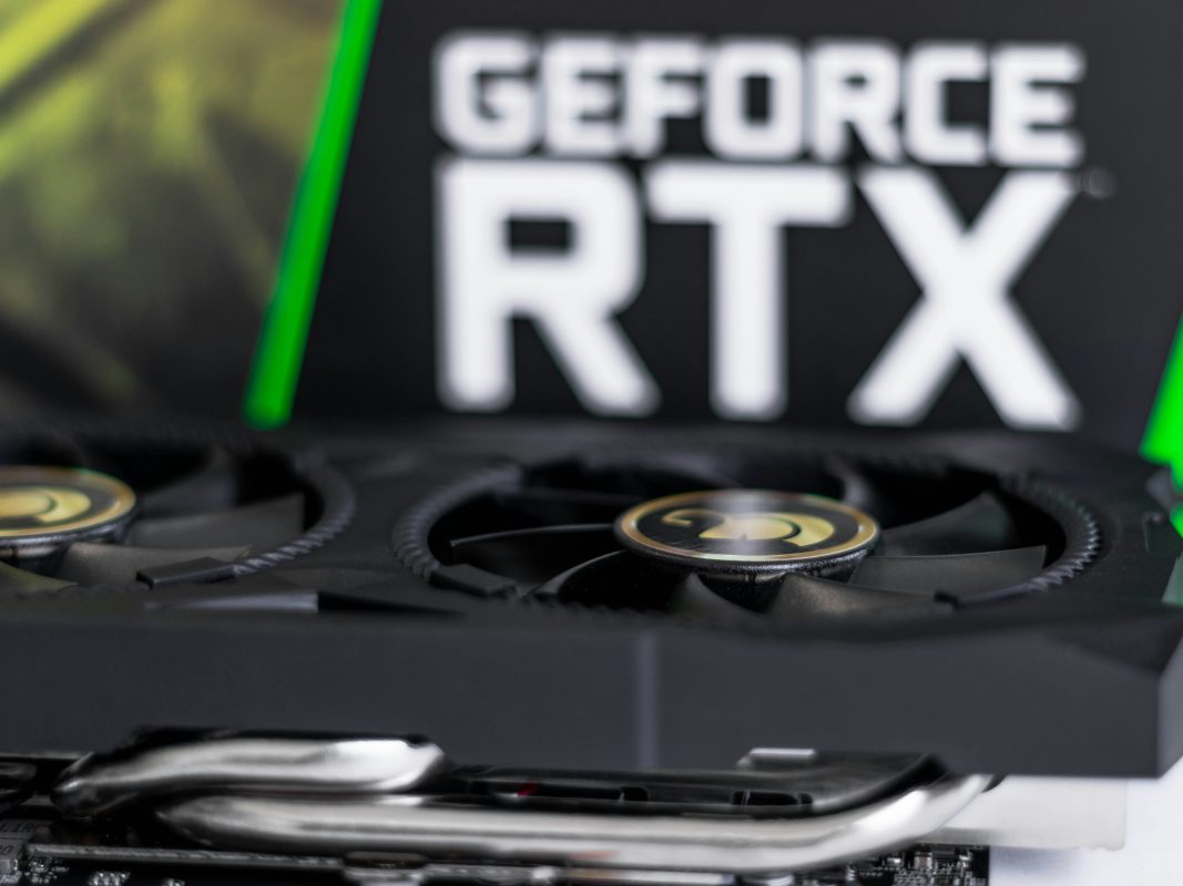 Видеокарта GeForce RTX на столе крупным планом