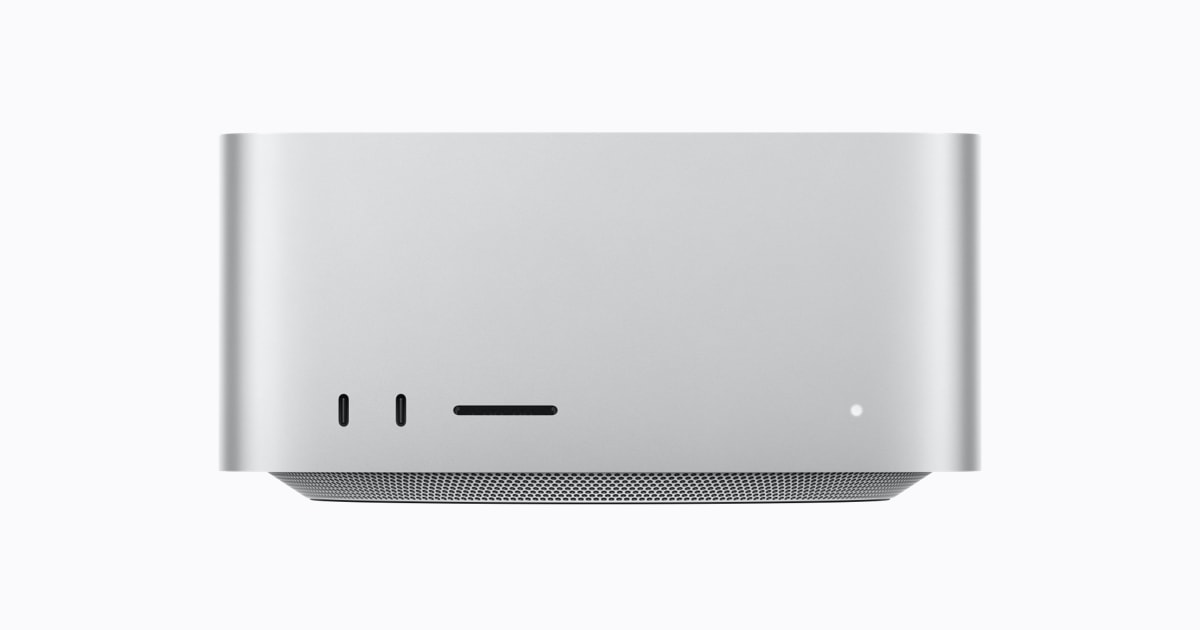 Новый Apple Mac Studio с чипами M5 Max и M5 Ultra на столе