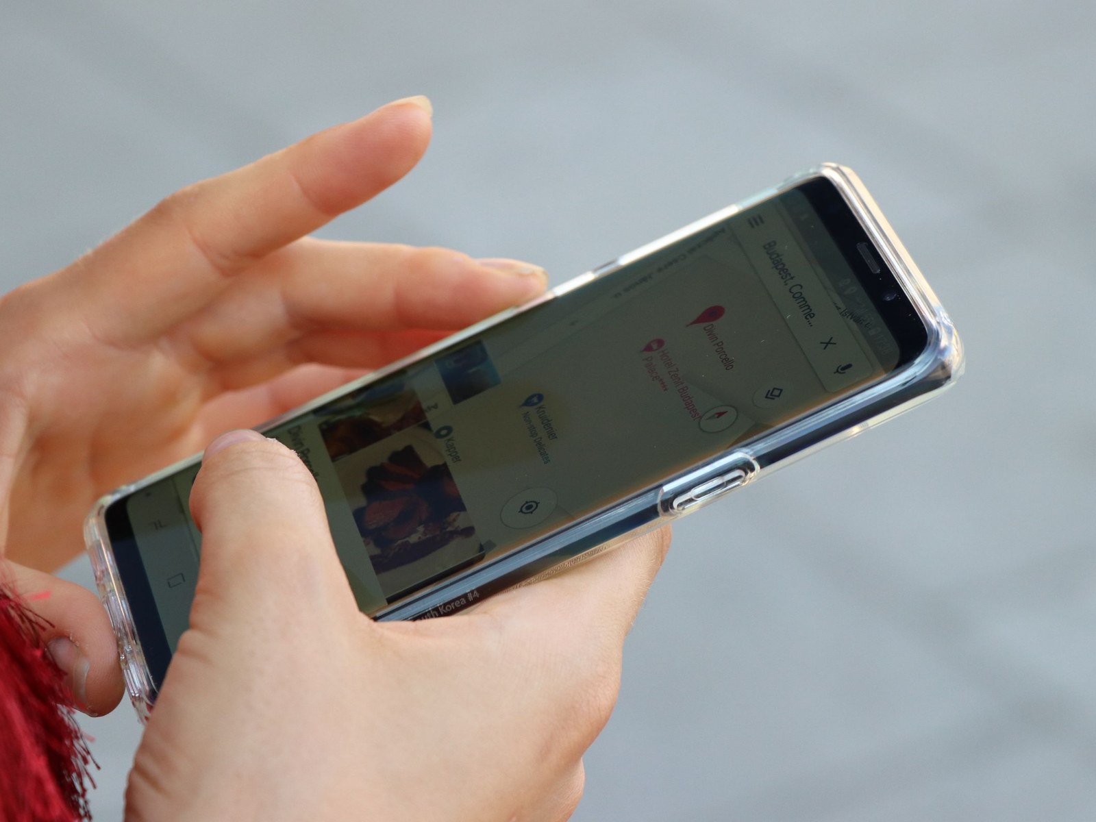 Смартфон на Android с открытым картографическим приложением в руках пользователя