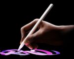 Концепт Apple Pencil рядом со складным iPhone Ultra