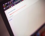 Экран ноутбука с ошибкой аутентификации после взлома аккаунта Claude