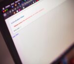 Экран ноутбука с ошибкой аутентификации после взлома аккаунта Claude