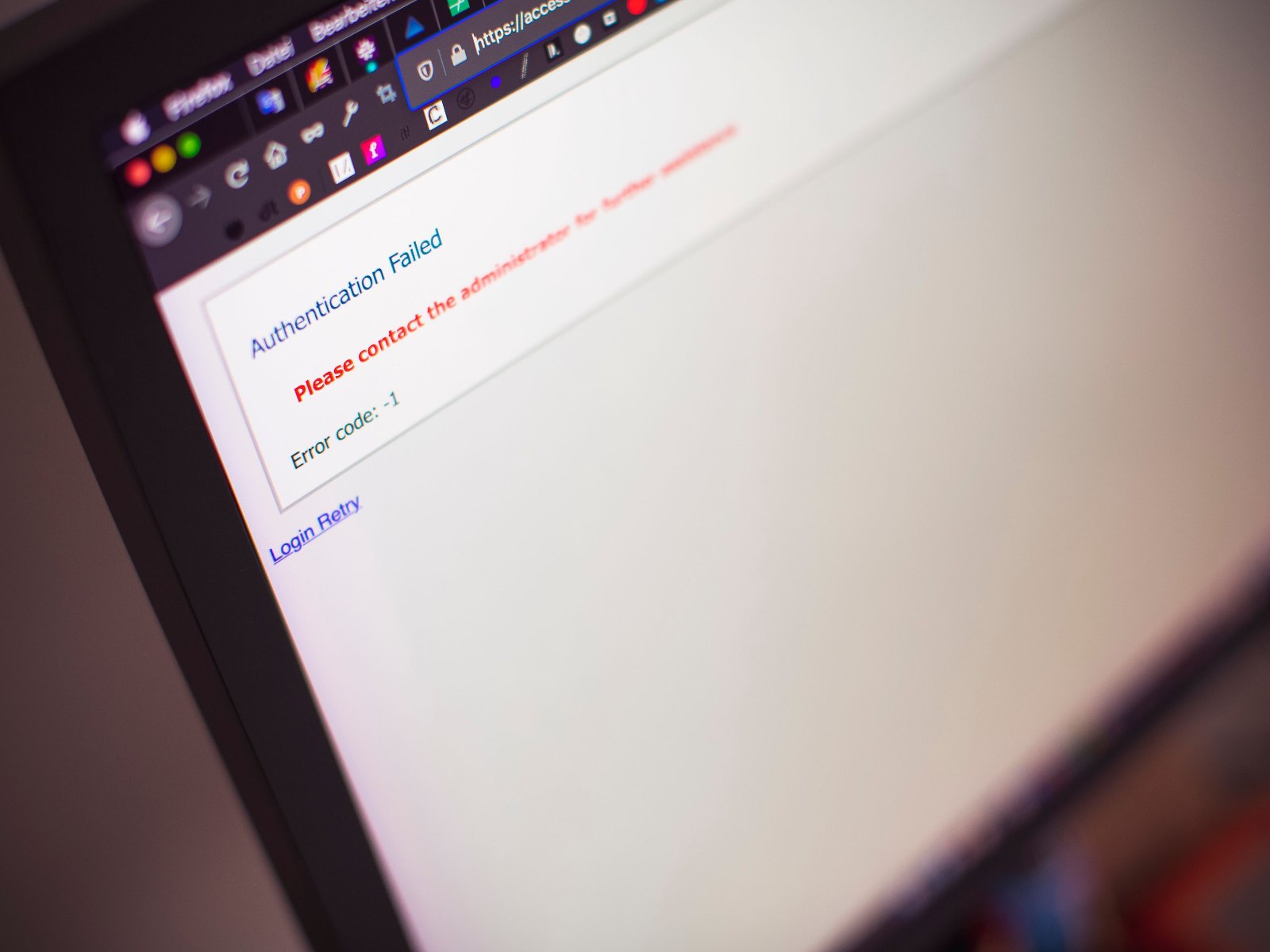 Экран ноутбука с ошибкой аутентификации после взлома аккаунта Claude
