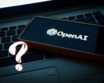 Логотип OpenAI на фоне ноутбука, иллюстрация скандала с приватными данными