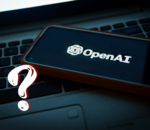 Логотип OpenAI на фоне ноутбука, иллюстрация скандала с приватными данными