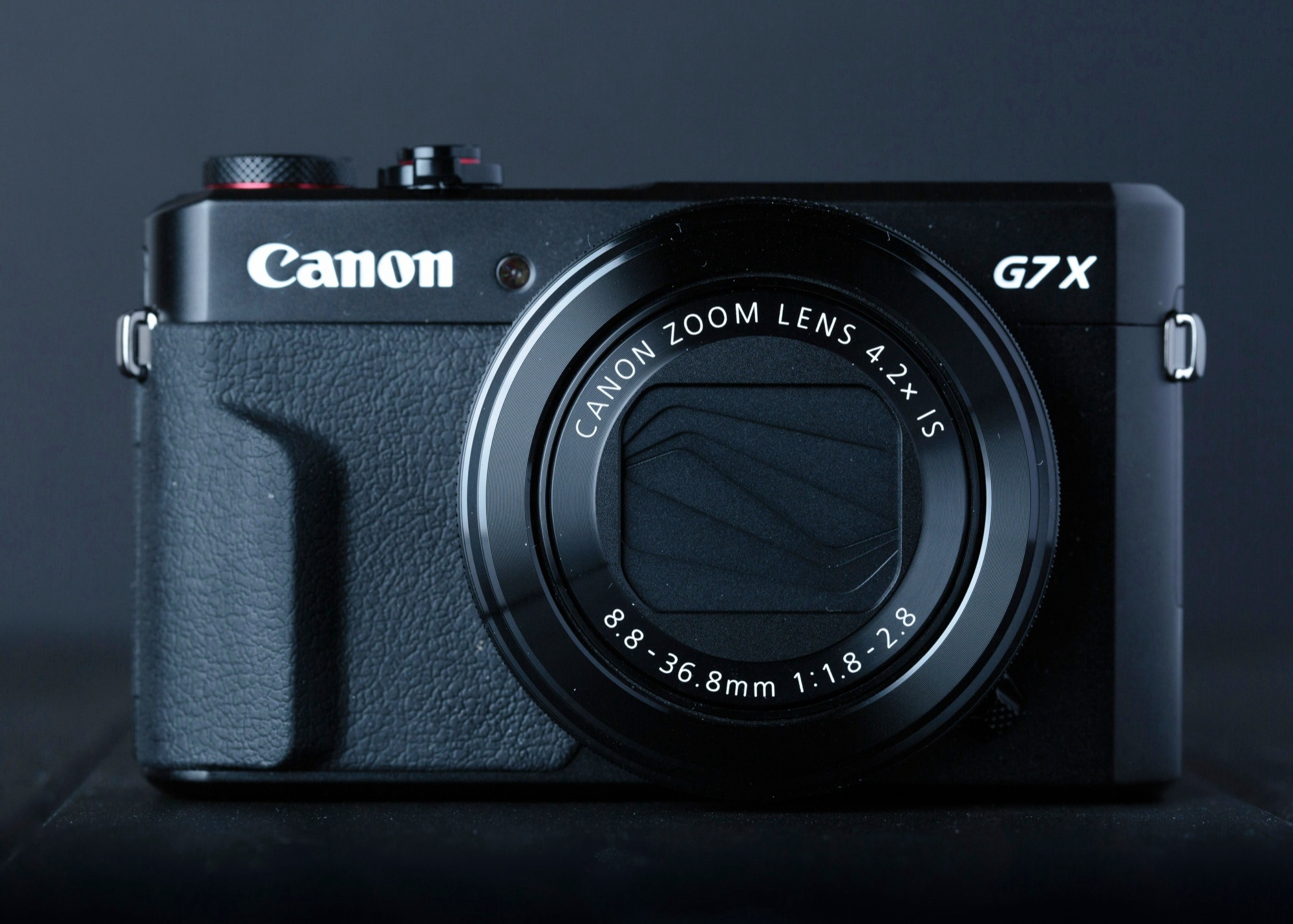 Компактная камера Canon PowerShot G7 X Mark III на чёрном фоне