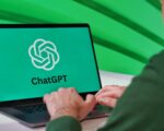 Человек за ноутбуком с логотипом ChatGPT на экране