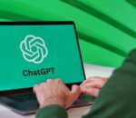 Человек за ноутбуком с логотипом ChatGPT на экране