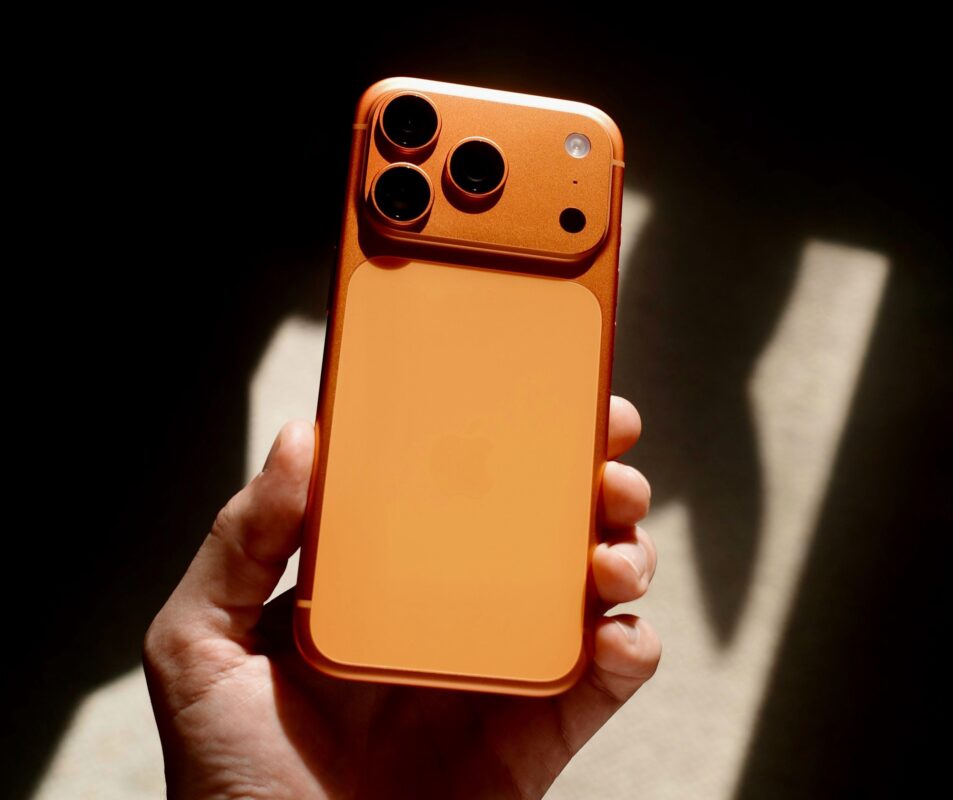 Смартфон iPhone 18 Pro с тройной камерой на оранжевом фоне