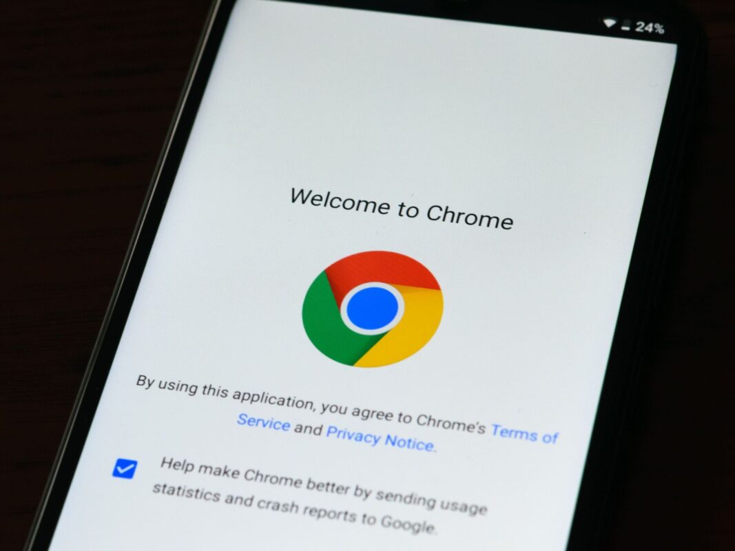 Смартфон с экраном приветствия Google Chrome на главном экране
