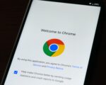 Смартфон с экраном приветствия Google Chrome на главном экране