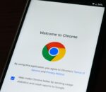 Смартфон с экраном приветствия Google Chrome на главном экране