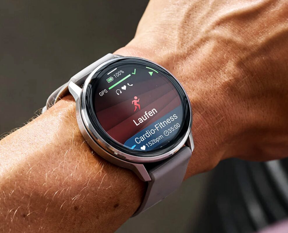 Смарт-часы Garmin Venu 4 с функцией обнаружения падений на белом фоне
